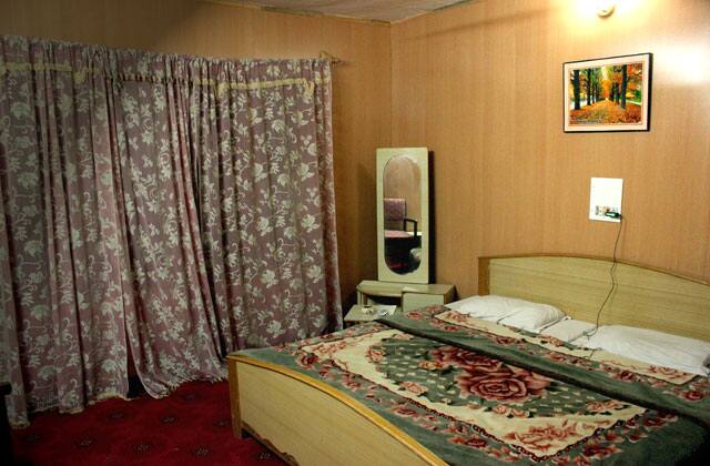 Hotel Lake Scene, Srinagar 5